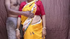 Reproducir Desi milf en sari es crampado por los amigos del marido en el juego de roles hardcore