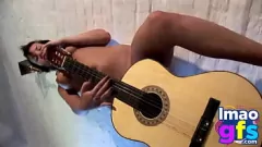 Reproducir La nena morena Paul se plantea con guitarra y lencería