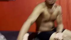 تشغيل ابنة الأب يمسك الأب في الفعل مع دمية الجنس الذكور