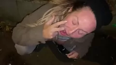 Oynat İngiliz MILF sokakta buharlı bir cumshot alır