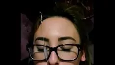 Oynat Gözlüklü Bir Kaltak Yüzünde Cumshot