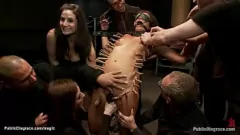 Reproduzir Desgraça pública: Bombado e Gangbanged Babe Cece Stone em bizarro encontro exibicionista